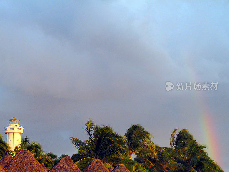 日落和彩虹在普拉亚北岸的加勒比岛Isla Mujeres，墨西哥